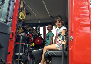 Dzieci oglądają wnętrze wozu strażackiego